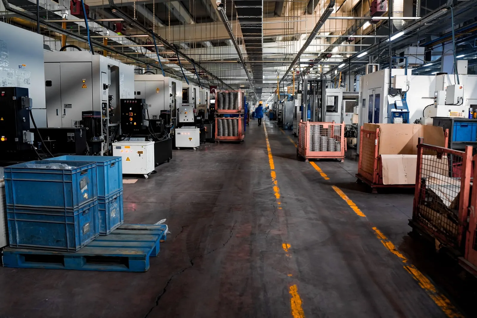 A conveyor belt with boxes in a warehouse