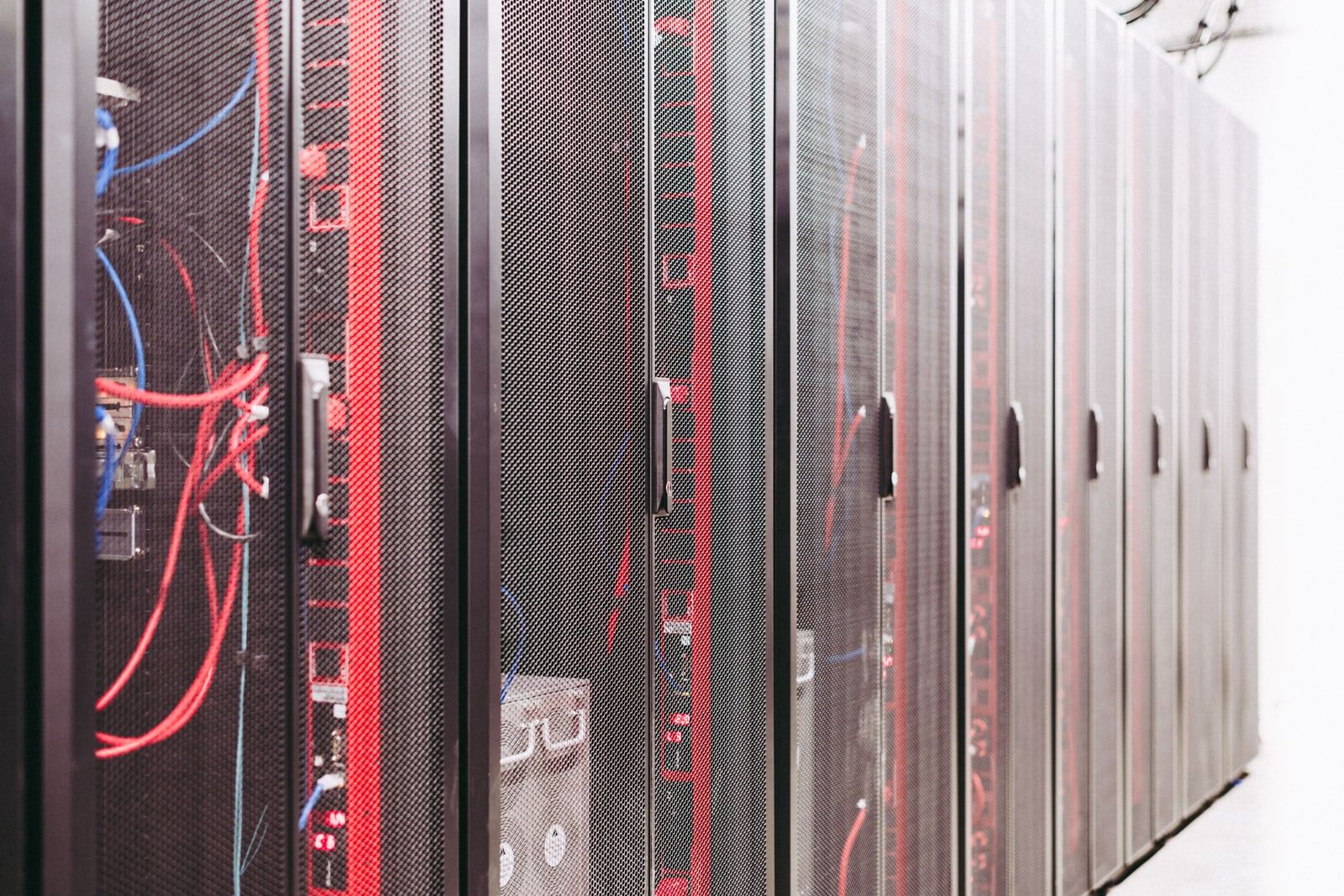 Filas de racks de servidores a lo largo de un pasillo en un centro de datos.
