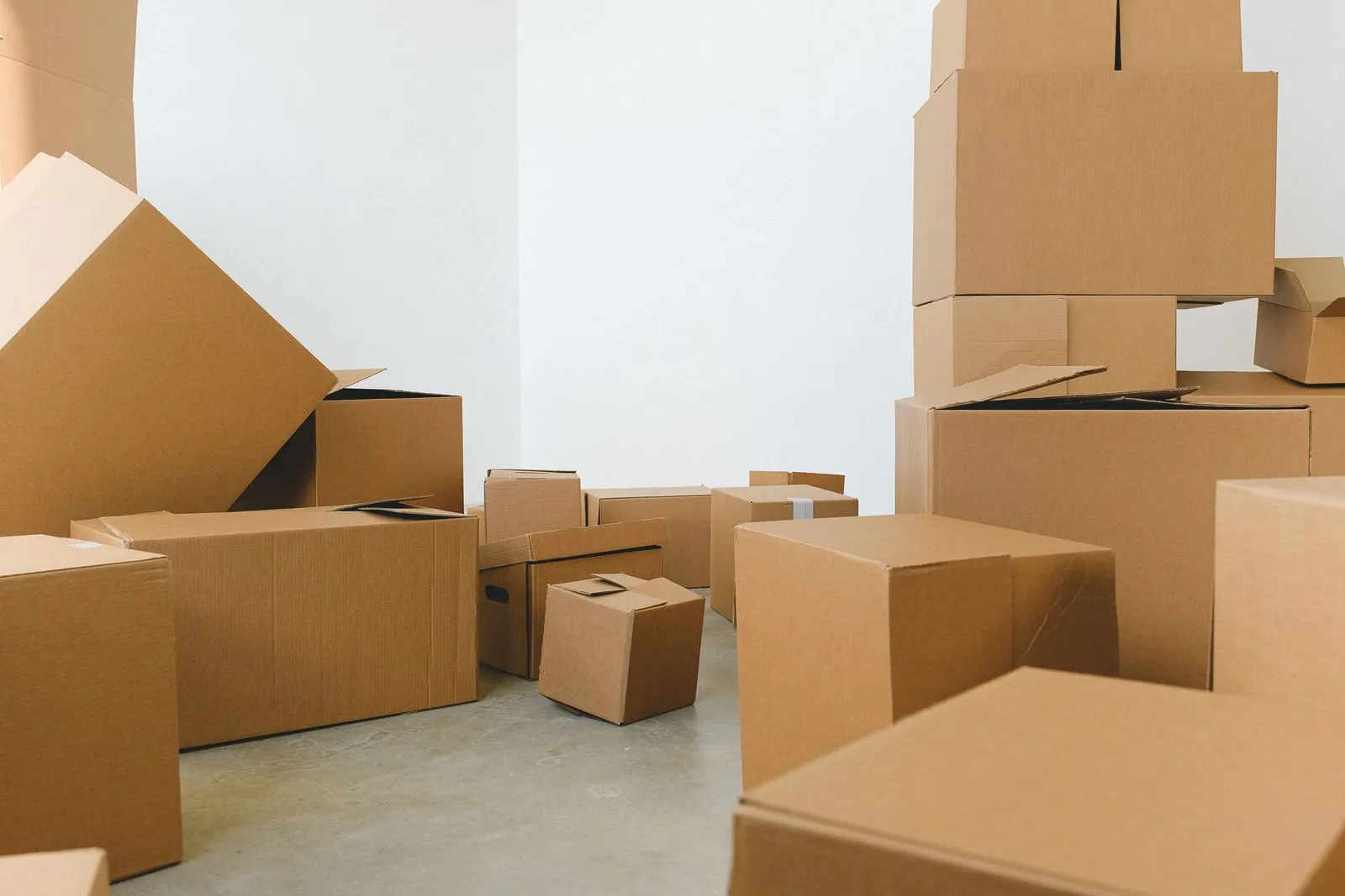 Cartons de déménagement empilés dans une pièce vide