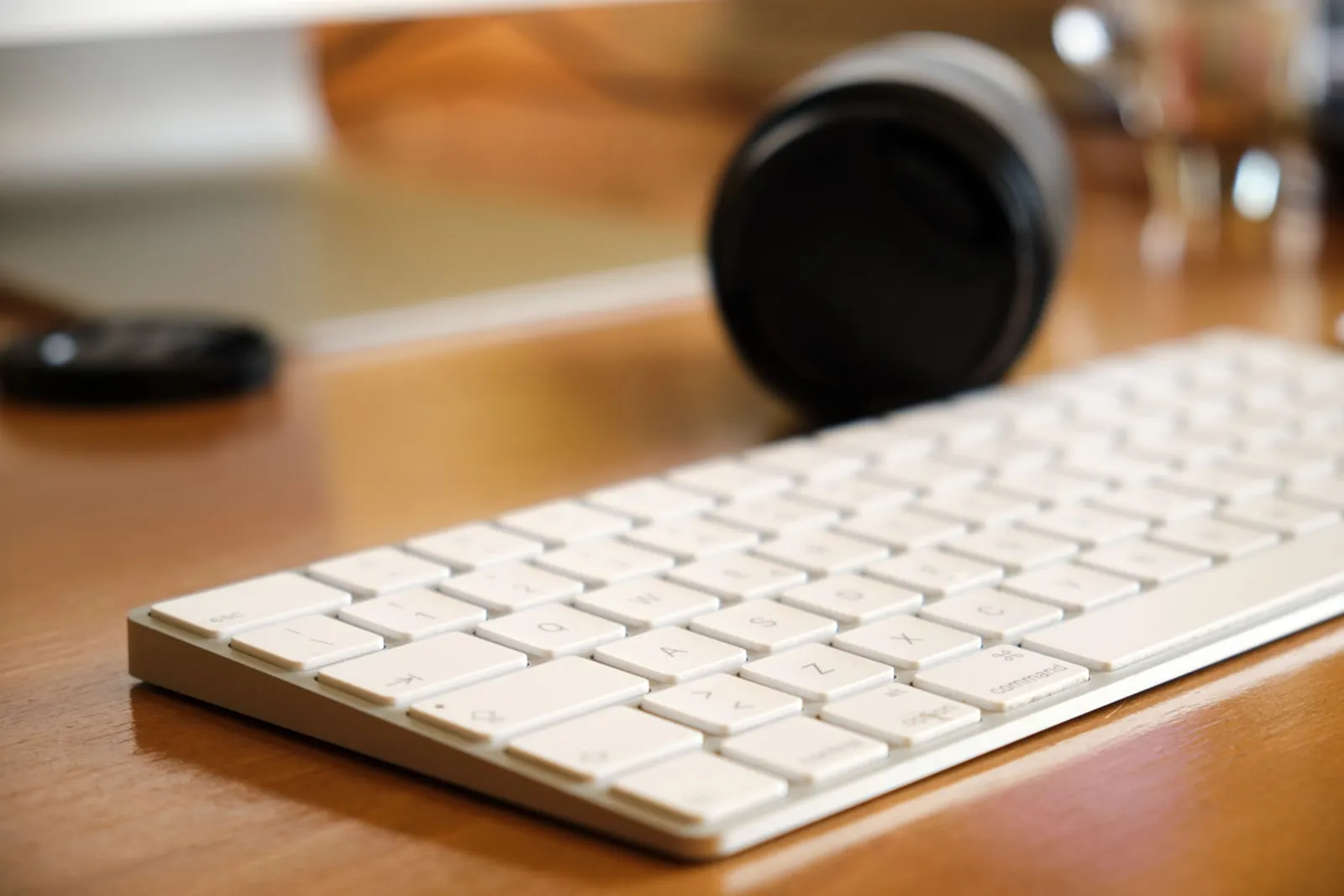 Tastaturet på en bærbar computer fotograferet tæt på et skrivebord