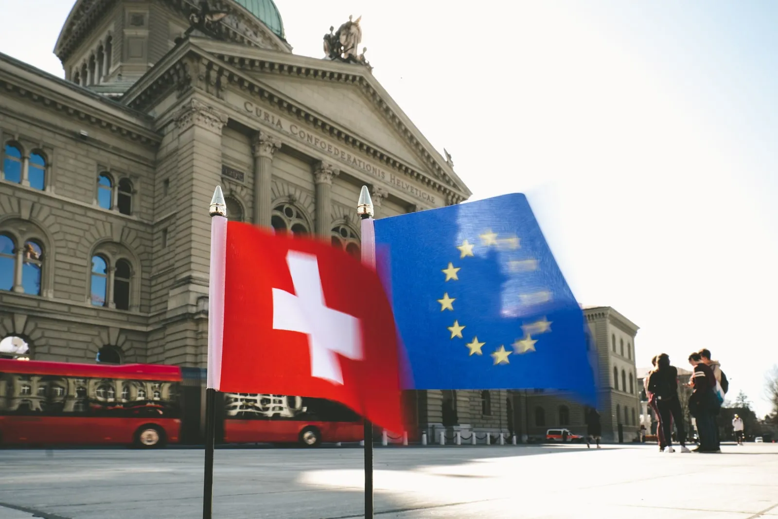 EU-flag, der vajer uden for en bygning