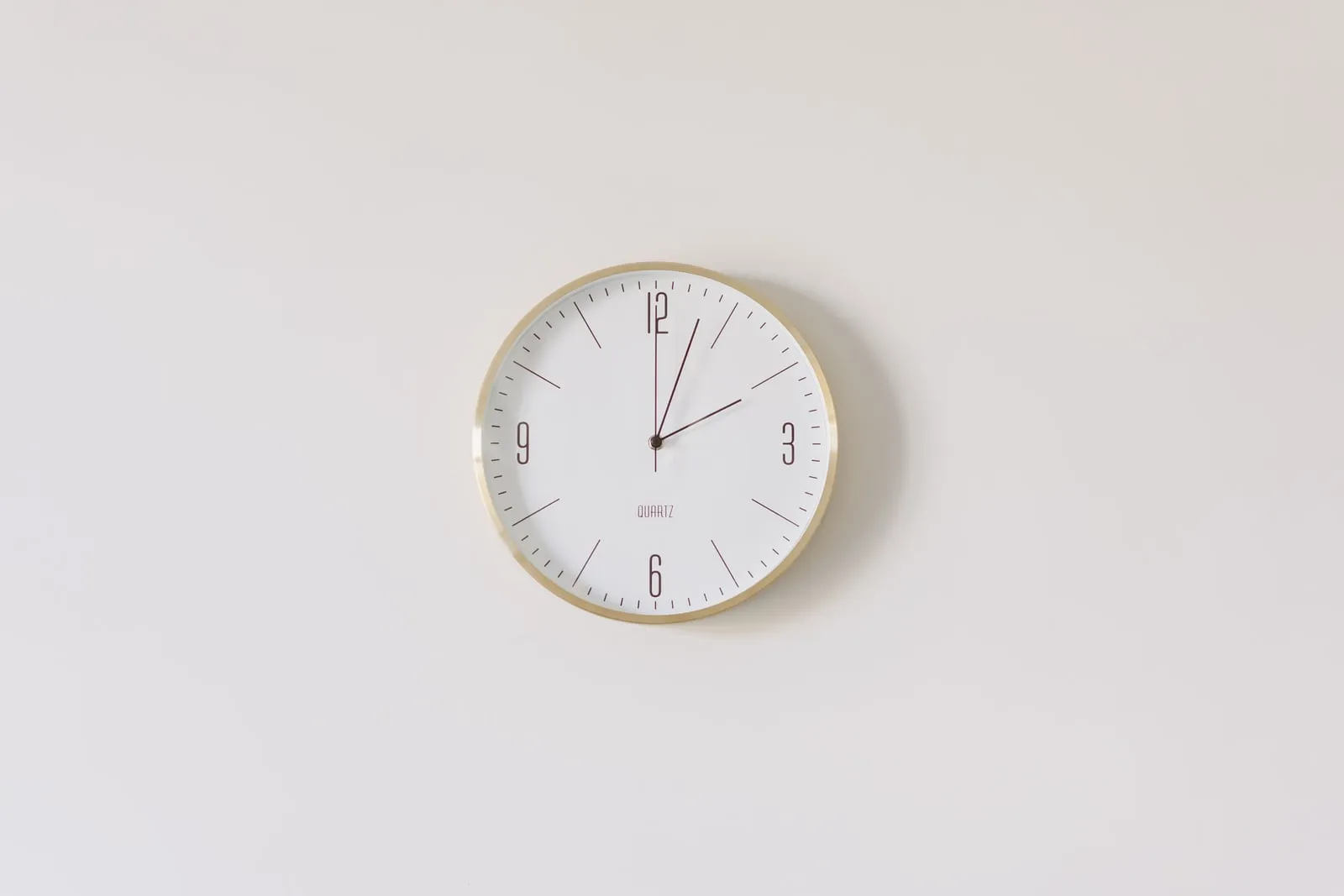 Une horloge murale ronde sur un mur nu