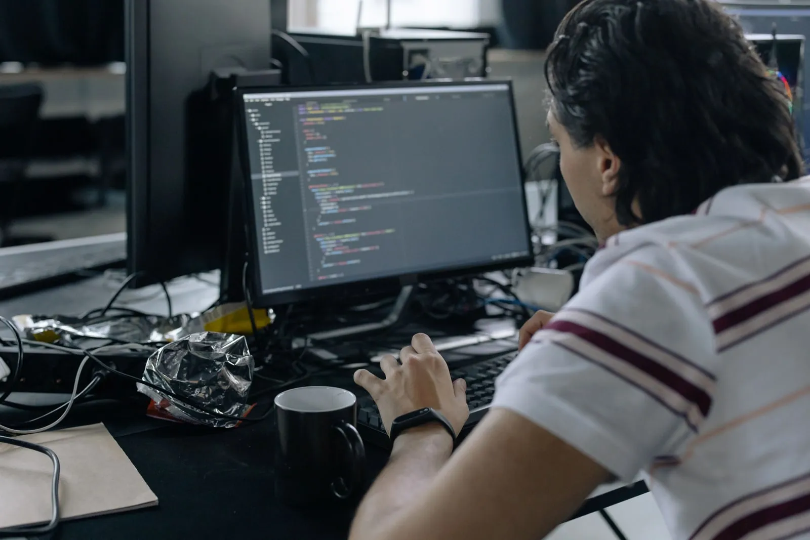 Un monitor de ordenador mostrando un videojuego en una habitación a oscuras