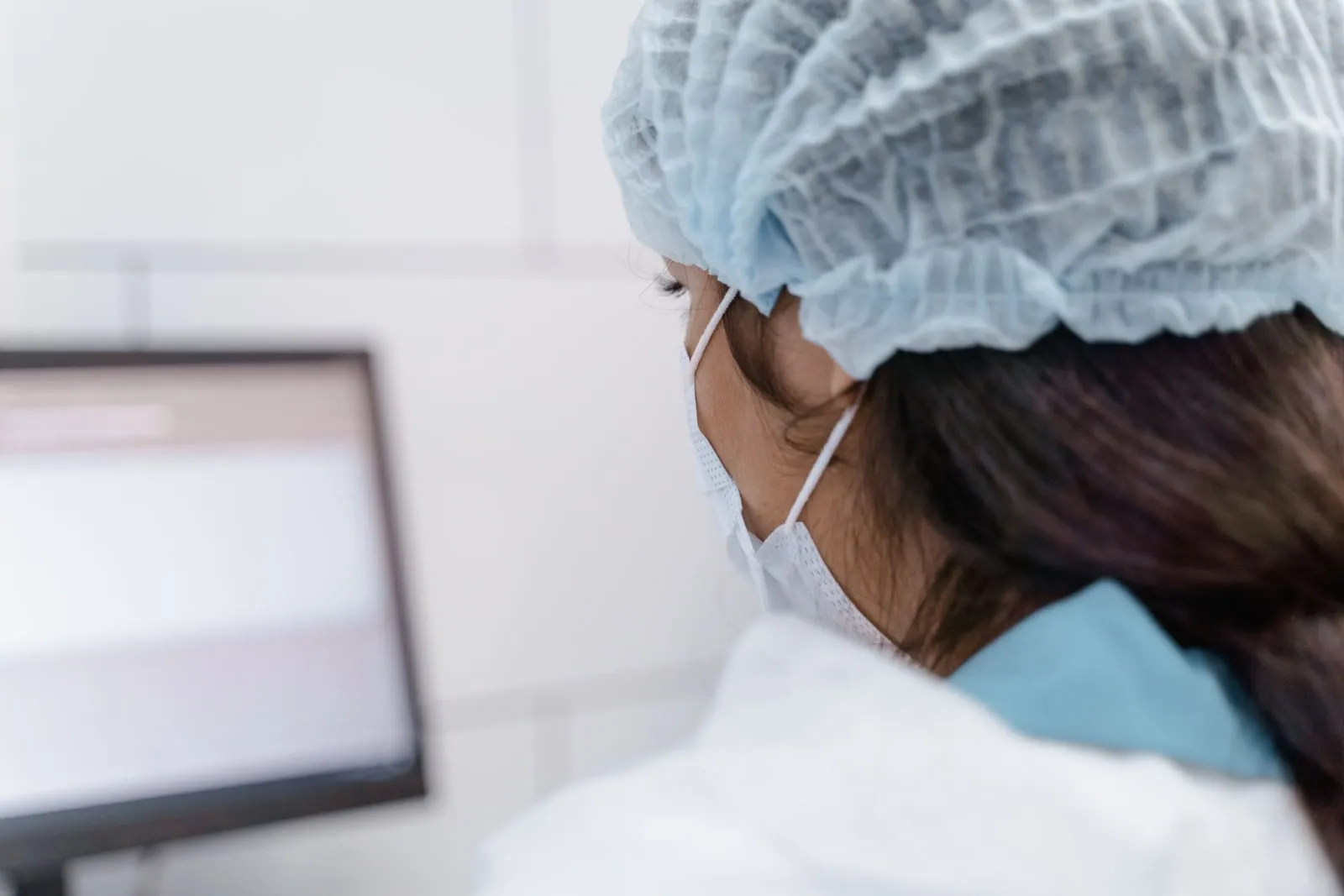 Une chercheuse examinant des données sur un écran d'ordinateur