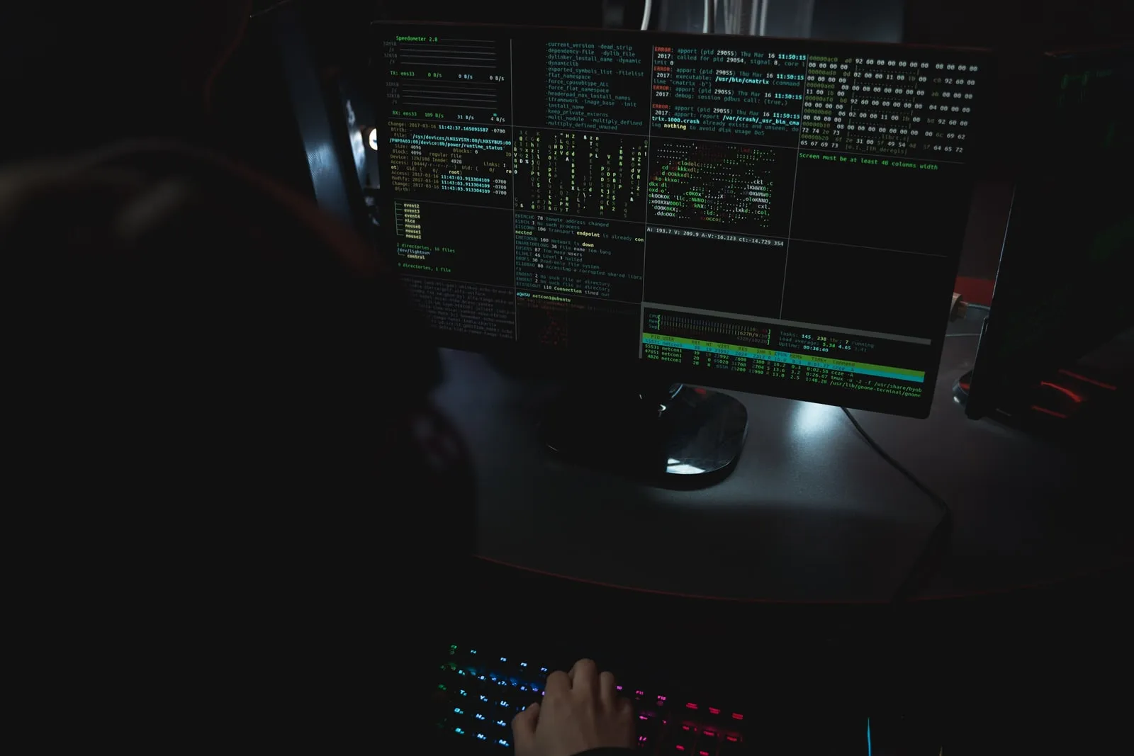 Líneas de código y una ventana de terminal en la pantalla de un ordenador.