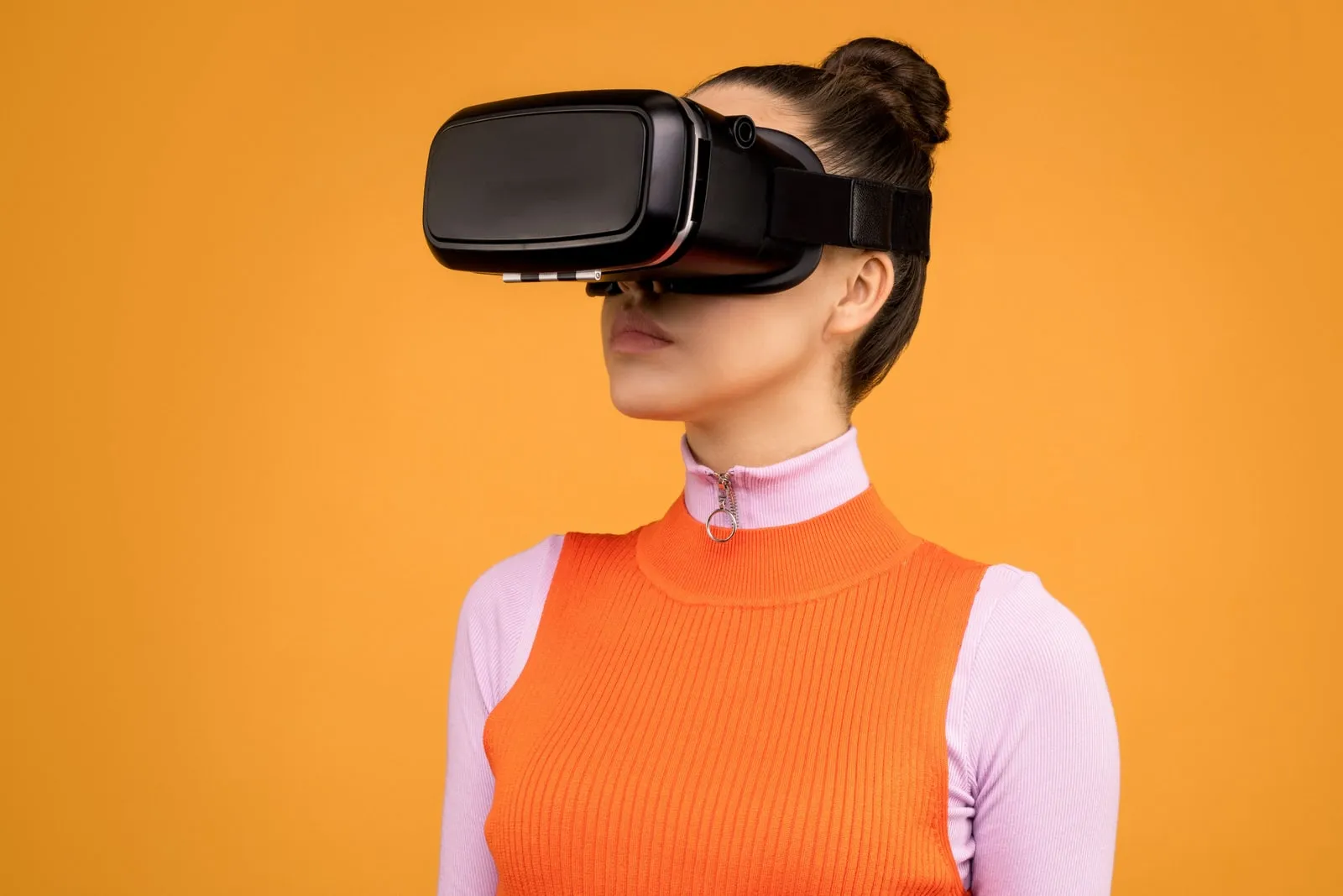 Uma pessoa com uns óculos de realidade virtual