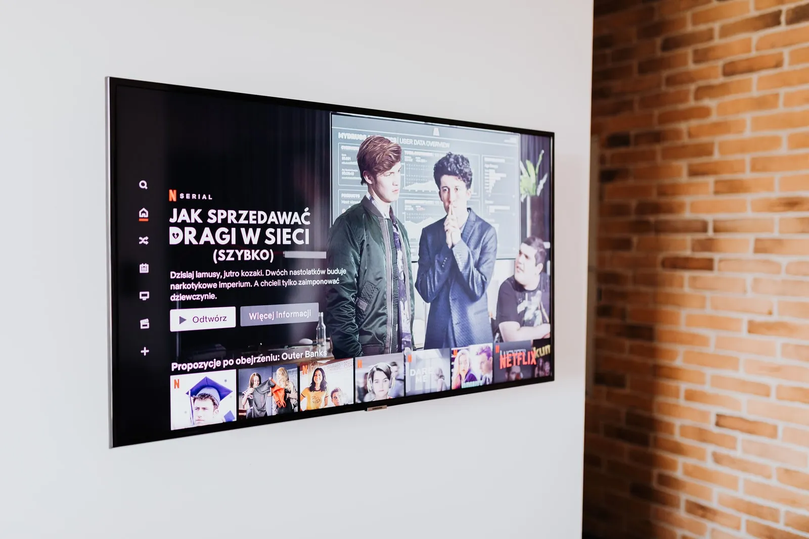 Un écran de télévision affichant une grille de vignettes vidéo