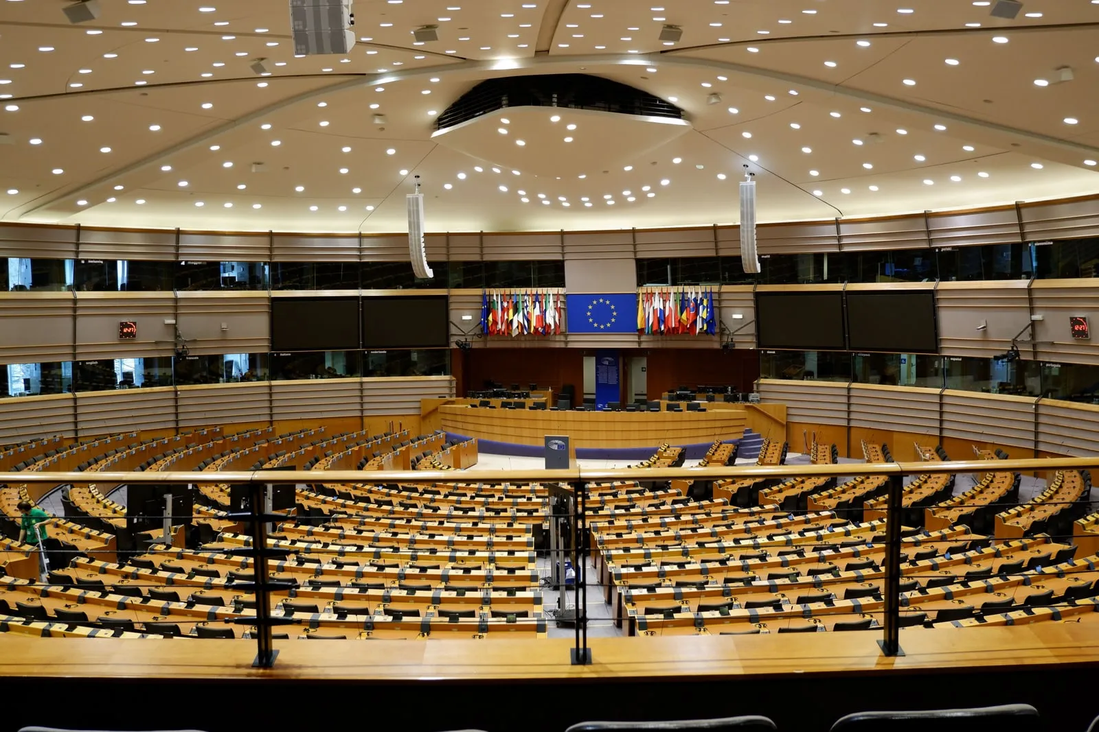 O hemiciclo vazio do Parlamento Europeu em Bruxelas com bandeiras da UE