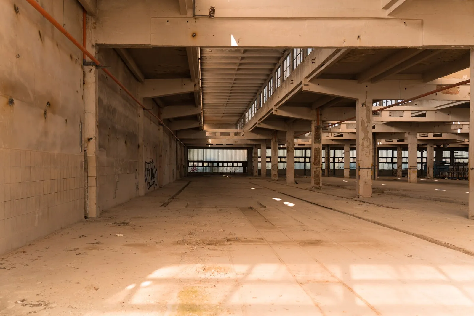 L'intérieur vide en béton d'une halle industrielle