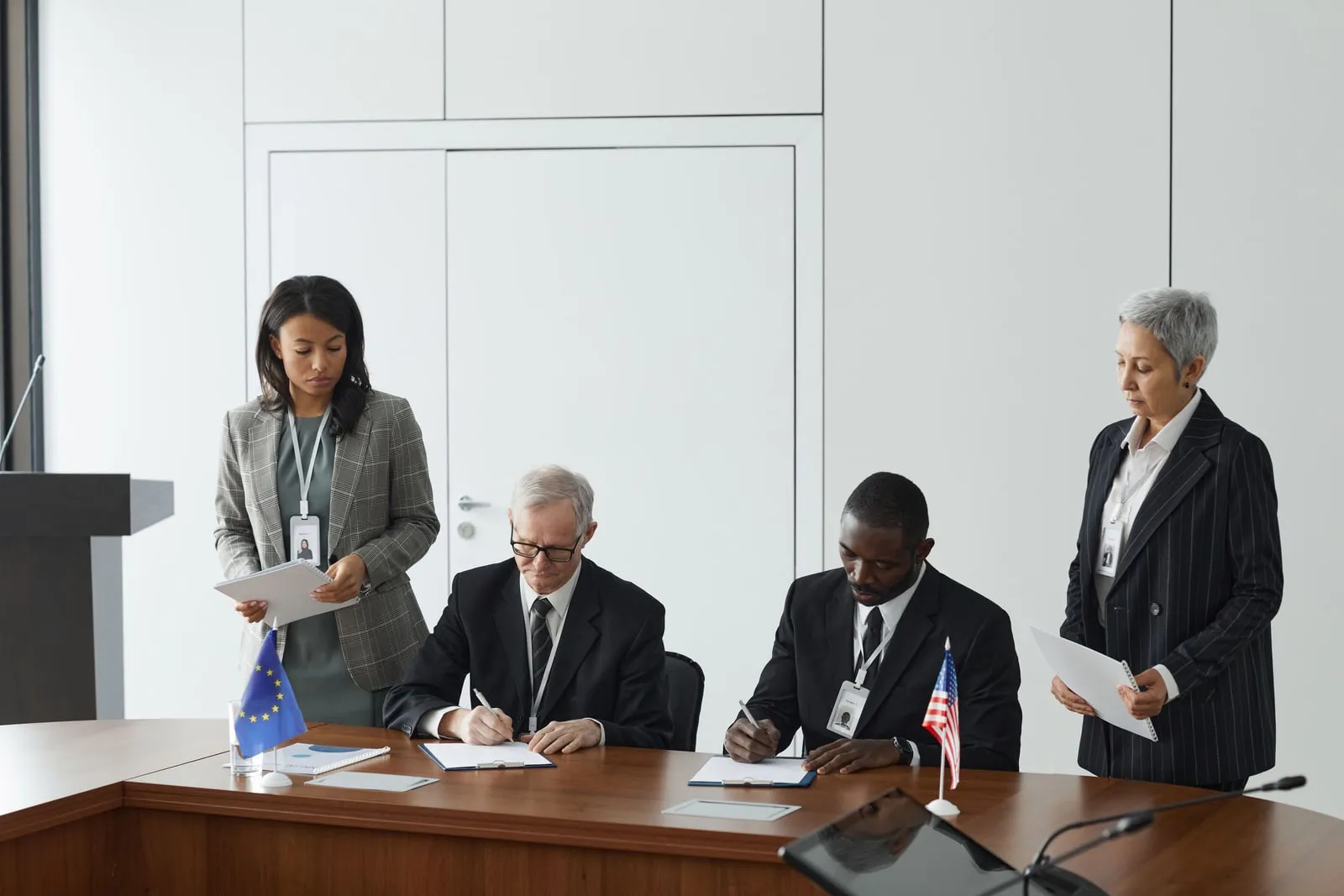 Des responsables assis autour d'une table dans une salle de réunion