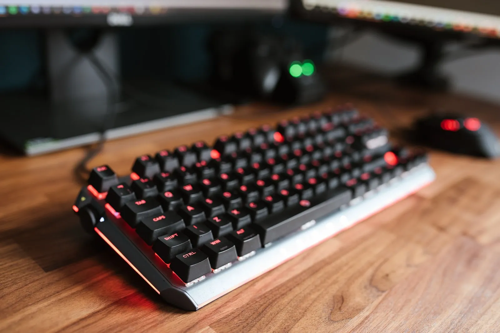 Un clavier mécanique d'ordinateur sur un bureau en bois