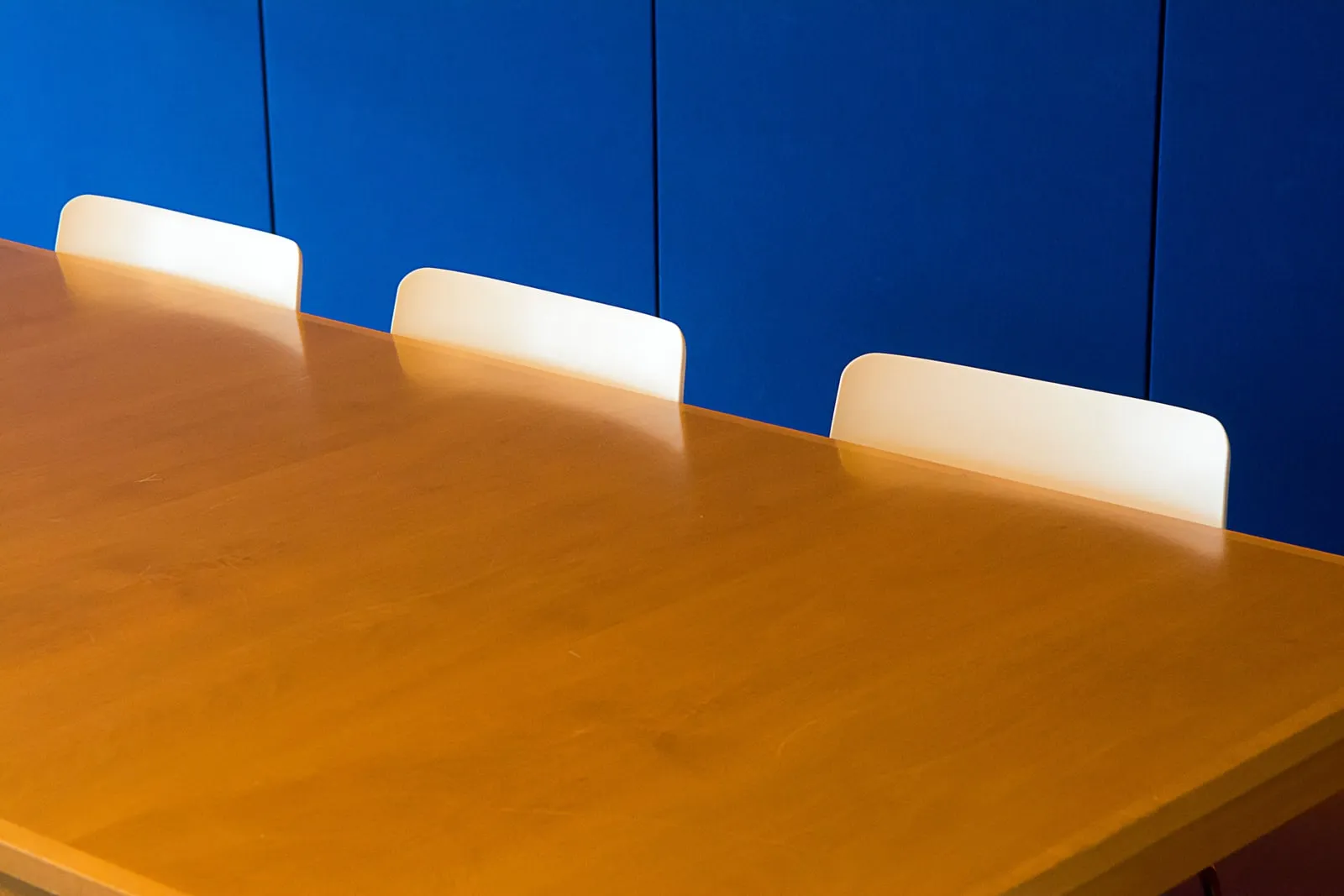 Une longue table de réunion vide avec des chaises